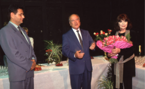 Le maire Gilbert Chabroux célèbre le baptême de cette rose dont Juliette Gréco (venue chanter dans le cadre du festival des Eclanova) devient la marraine (5Fi1561 ©Anne van der Stegen)