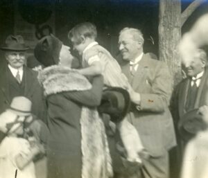 Inauguration du jardin en 1929 : le maire Lazare Goujon et Pauline Lafont (ph. Popineau, 19Fi233)